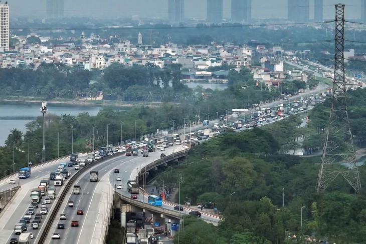 Người dân ùn ùn trở về Hà Nội sớm để tránh tắc đường - Hình 3 Nguoi dan un un tro ve Ha Noi som de tranh tac duong-Hinh-3