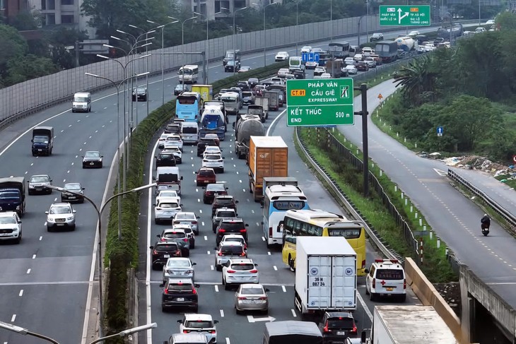 Người dân ùn ùn trở về Hà Nội sớm để tránh tắc đường - Hình 5 Nguoi dan un un tro ve Ha Noi som de tranh tac duong-Hinh-5