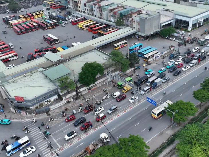 Người dân ùn ùn trở về Hà Nội sớm để tránh tắc đường Nguoi dan un un tro ve Ha Noi som de tranh tac duong