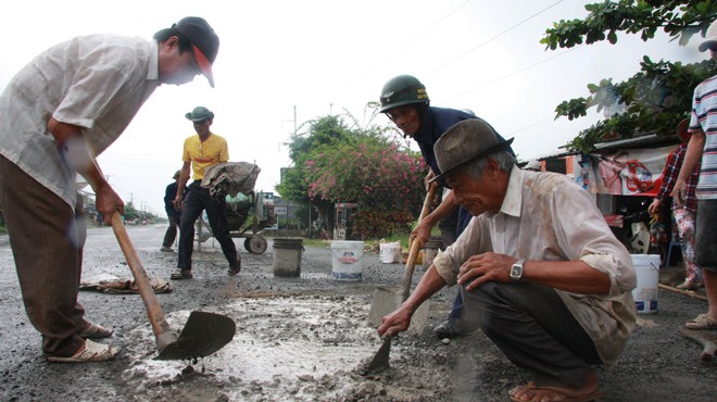 Dân tự cứu mình bằng cách góp tiền vá đường