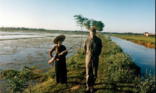 Câu chuyện đằng sau bức ảnh nổi tiếng "O du kích nhỏ giương cao súng"