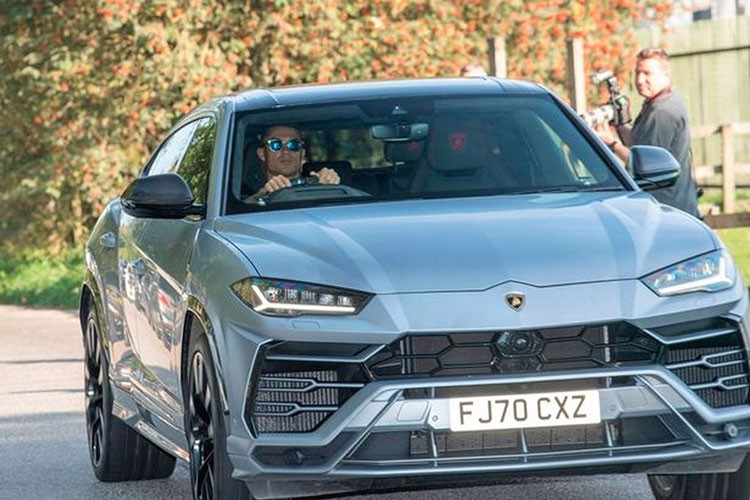 "Tóm gọn" Cristiano Ronaldo lái SUV Lamborghini Urus tại Manchester