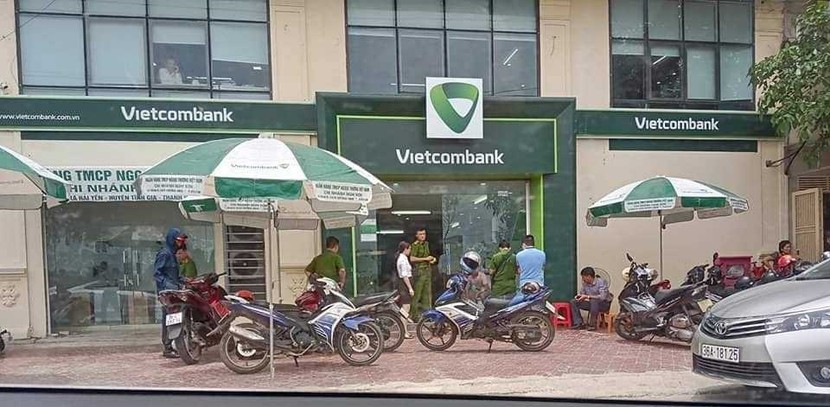 Truy bắt kẻ bịt mặt dùng súng cướp ngân hàng Vietcombank