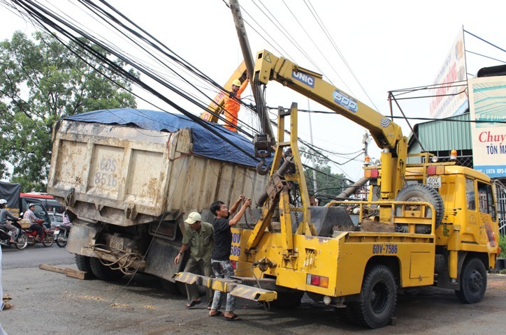 Mất điện diện rộng do xe ben "cắm đầu" vào trụ điện