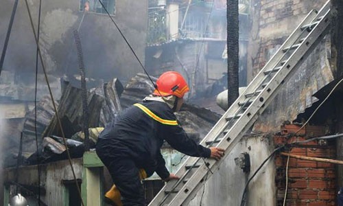 Hàng chục căn nhà trọ Sài Gòn hóa tro sau hỏa hoạn