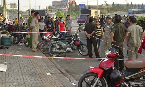 Nam thanh niên la hét trên cầu vượt rồi gieo mình xuống đường