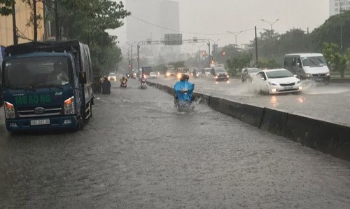 Máy bơm “khủng” hoạt động tốt, đường Nguyễn Hữu Cảnh vẫn ngập nặng