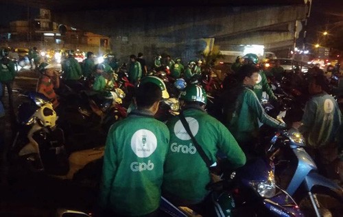 Tranh giành khách, xe ôm truyền thống đánh dã man tài xế GrabBike