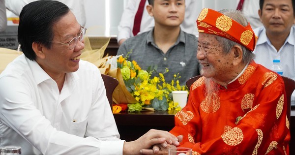 Nhà nghiên cứu 103 tuổi Nguyễn Đình Tư nhận giải thưởng khoa học Trần Văn Giàu