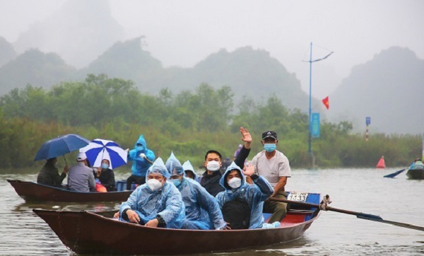 Dòng người đội mưa trẩy hội chùa Hương