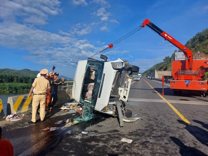 Vụ xe khách tông xe đám cưới trên cao tốc: Tạm giữ tài xế