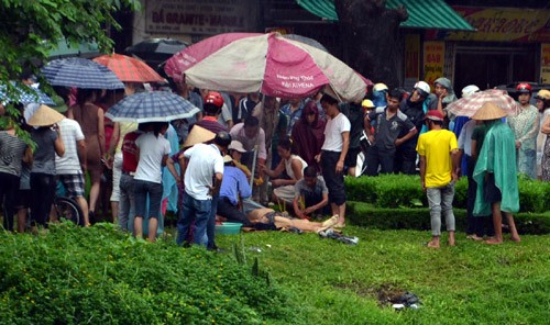 Đi vệ sinh, trượt chân ngã sông Tô Lịch tử vong