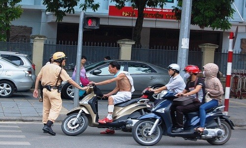 Muôn kiểu “gọi điện thoại cho người thân” khi gặp CSGT