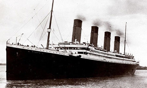 Nhiều người Mỹ tò mò đi thăm tàu Titanic chìm 100 năm dưới biển