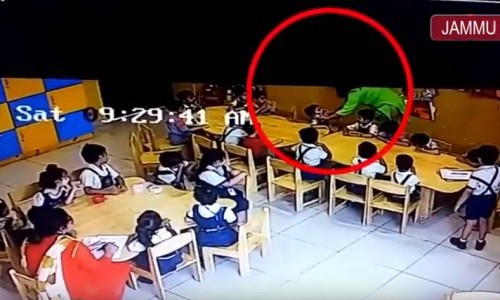 Cô giáo dùng băng dính dán miệng học sinh gây phẫn nộ