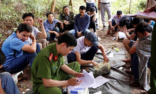 Khởi tố nhóm "hảo hán" và quý bà đánh bạc trên núi