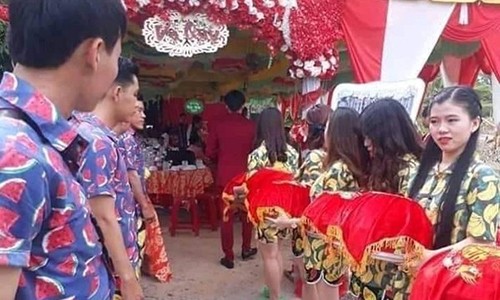 Nực cười mang dép tổ ong, mặc đồ đi biển để bê tráp đám cưới