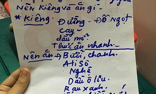 Mẹ 63 tuổi vẫn hàng ngày viết giấy nhắc nhở con gái như em bé