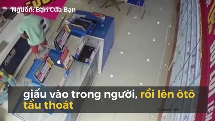 Video: Người đàn ông đi ô tô thản nhiên vào cửa hàng trộm laptop