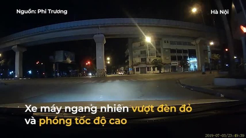 Video: Vượt đèn đỏ, xe máy phóng tốc độ cao gây tai nạn nghiêm trọng