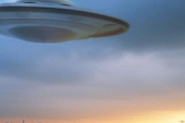 Các giả thuyết điên rồ nhất về UFO