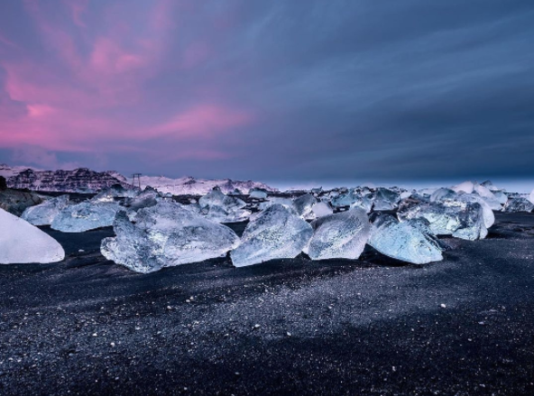 Bãi biển “kim cương” thu hút khách du lịch ở Iceland