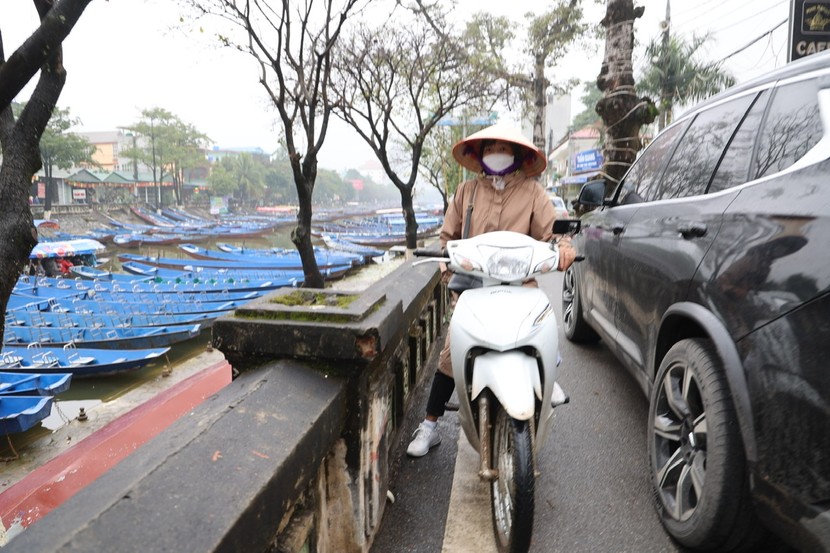 Công an vào cuộc, Chùa Hương hết đất cho “cò mồi” lôi kéo khách