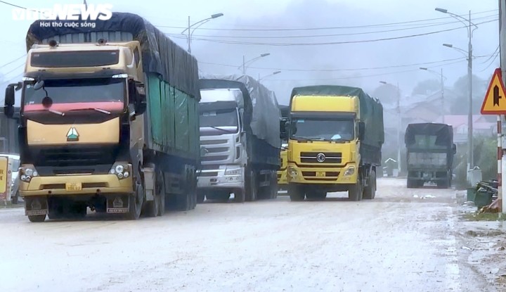 Lạng Sơn tạm dừng tiếp nhận, xe chở hoa quả tươi vẫn kéo đến cửa khẩu