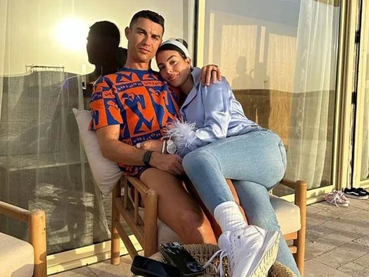 Ronaldo bị đồn có "vấn đề" với bạn gái, nổi nóng khi xa mẹ