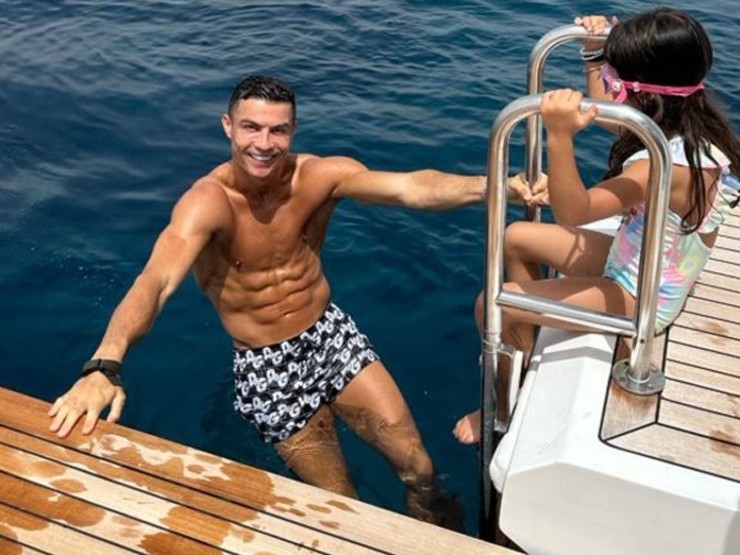 Ronaldo 38 tuổi khoe dáng chuẩn, lộ thời điểm hội quân cùng Al Nassr