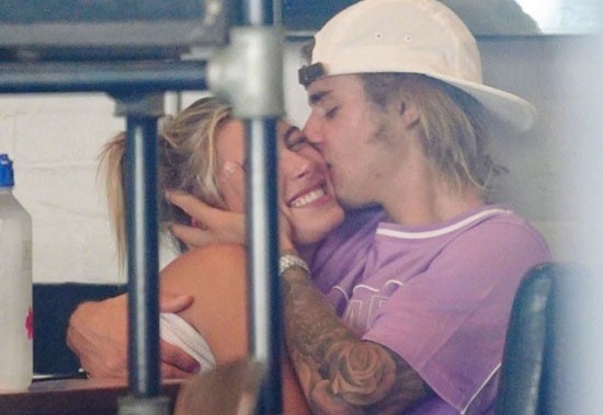 Justin Bieber thoải mái thể hiện tình cảm với Hailey Baldwin