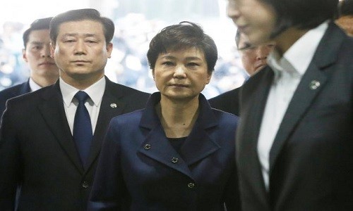 Cựu Tổng thống Hàn Quốc Park Geun-hye bị bắt giam