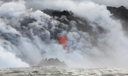 Hãi hùng cảnh dung nham núi lửa Hawaii đổ xuống Thái Bình Dương