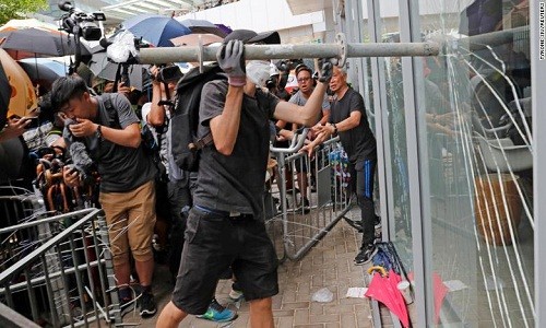 Biểu tình ở Hong Kong, dân phá cửa tòa Hội đồng Lập pháp