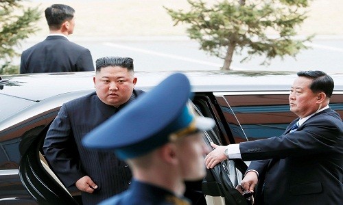 Nhà lãnh Kim Jong-un đưa siêu xe limousine bọc thép về Triều Tiên ra sao?