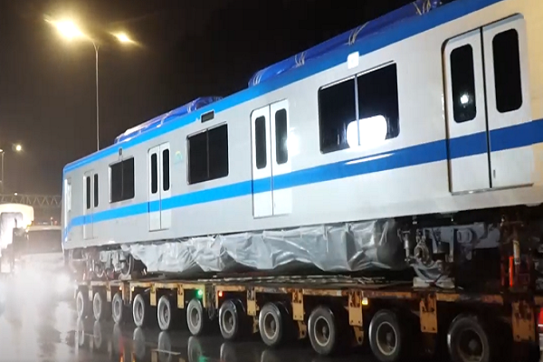 Video: Hơn 3 giờ vận chuyển tàu metro về depot Long Bình