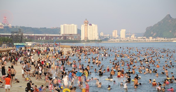 Hàng vạn người đổ về biển Bãi Cháy trong ngày nghỉ lễ đầu tiên