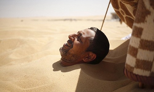 Dân Ai Cập vùi thân giữa sa mạc Sahara để chữa bệnh