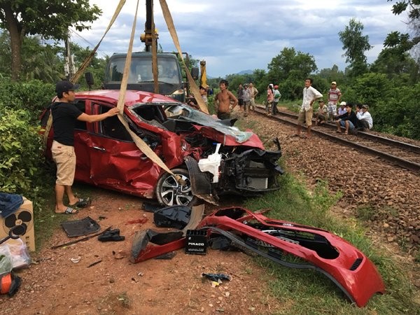 Bất ngờ nguyên nhân tàu hỏa tông ô tô bẹp dúm ở Bình Định