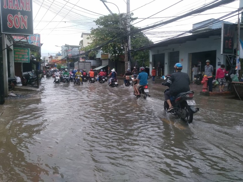 TP.HCM: Dân bất lực nhìn tài sản ngập trong biển nước