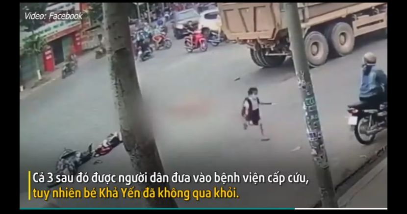 Video: Khoảnh khắc 3 mẹ con bị xe tải cuốn vào gầm