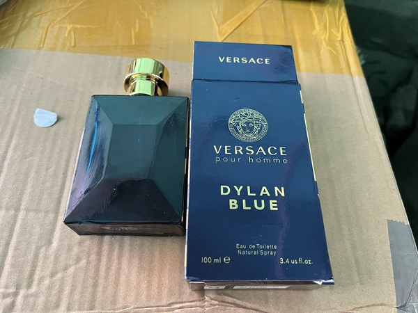 Phát hiện hơn 20 tấn nước hoa, mỹ phẩm nghi giả nhãn hiệu Versace, Chanel