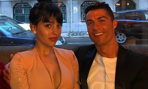 Vóc dáng gợi cảm của người mẫu sinh con cho Cristiano Ronaldo