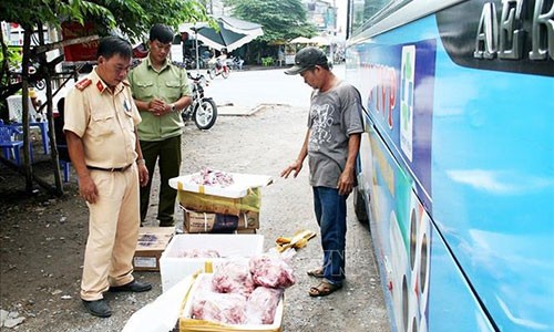 Bắt giữ vụ vận chuyển hơn 600 kg nội tạng và bì lợn bốc mùi