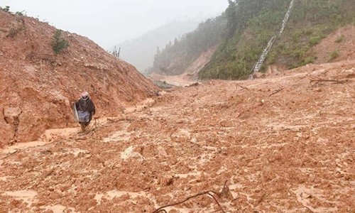 Đi tìm 7 người dân mất tích, chủ tịch và công an xã gặp nạn vì lở đất