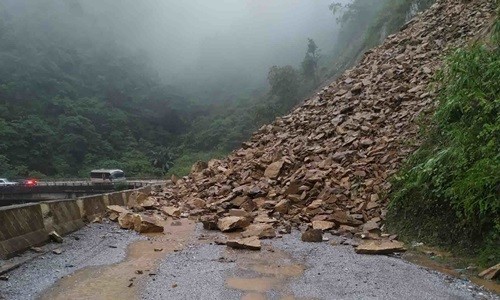 Sạt lở, hàng trăm m3 đá chắn ngang đường lên cửa khẩu Cầu Treo