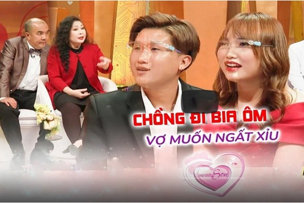 Vợ bủn rủn khi phát hiện chồng đi hát karaoke ôm