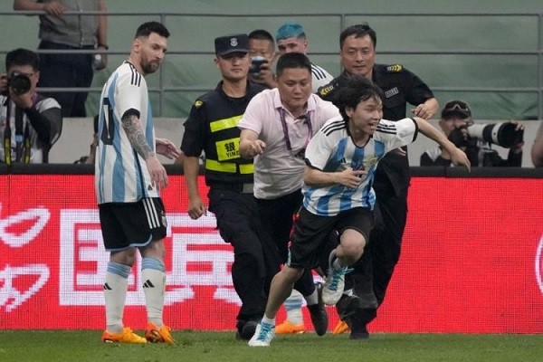 "Messi, anh đá 15 phút khó thế sao?"