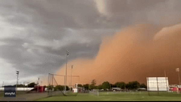 Video: Bão bụi khổng lồ xuất hiện ở Texas