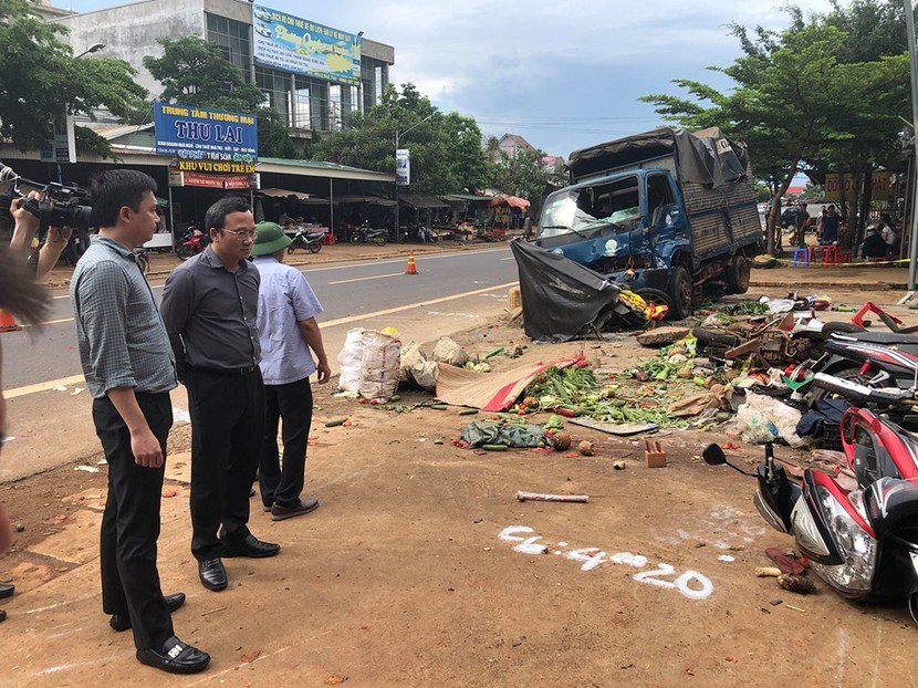 Xe tải lao vào chợ ở Đắk Nông: "Con thấy xe tải đè mẹ cùng nhiều người"